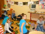 Noc ve škole - výroba adventních ramínek 5.C 2011/12